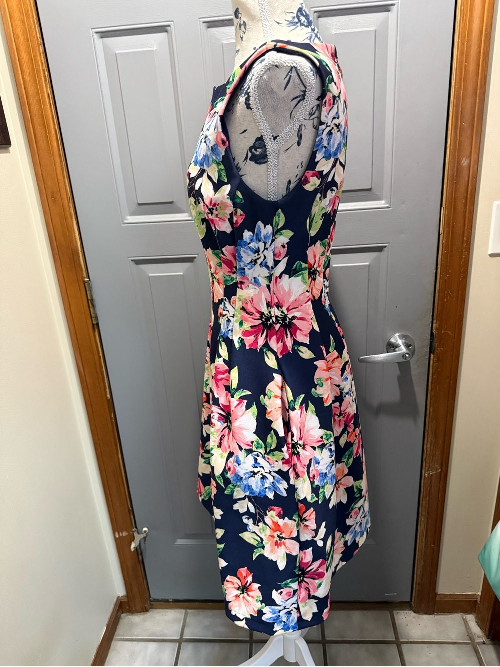 Vince Camuto (8) Floral Fit & Flare Dress in Navy with Pink & Blue (pockets!) - Picture 4 of 11
